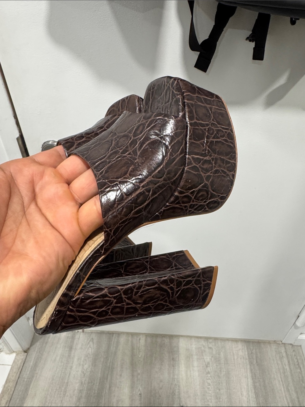 Schutz Darah Platform Mules in Crocodile-embossed Leather - Picture 10 of 16
